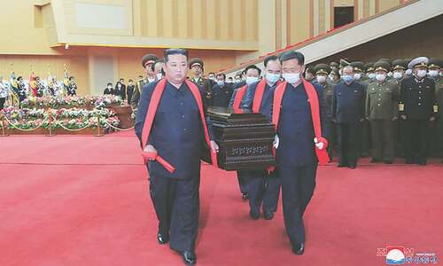 Kim Jong Un carries mentor’s coffin at military funeral Kim Jong Un carries mentor’s coffin at military funeral