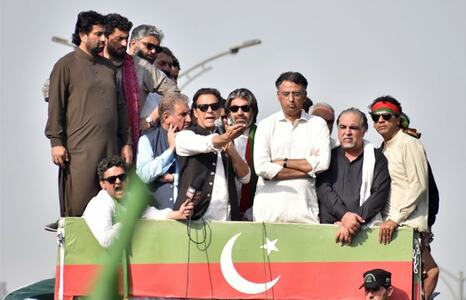 Imran ends long march &lsquo;short of D-Chowk&rsquo;