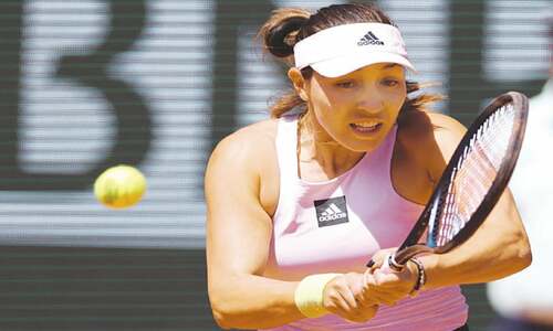 Swiatek extends winning run to set up Kasatkina clash