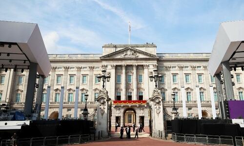 Military parade kicks off Queen Elizabeth's historic jubilee celebrations