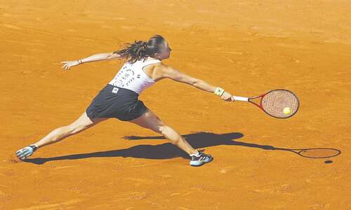 Swiatek extends winning run, to face Gauff in final