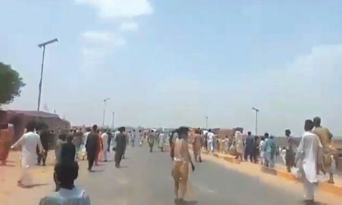 Over 20 growers, five policemen injured in clash Over 20 growers, five policemen injured in clash