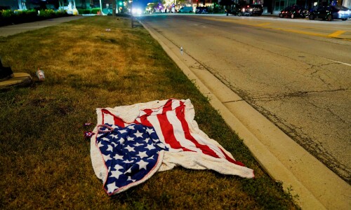 US police arrest suspect after gunman kills 6 at July 4 parade US police arrest suspect after gunman kills 6 at July 4 parade