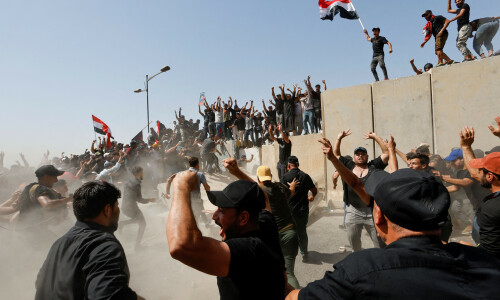 Supporters of Iraqi cleric Sadr storm back into Baghdad&rsquo;s Green Zone