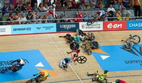 Cyclists and spectators hurt in horror crash at Commonwealth Games