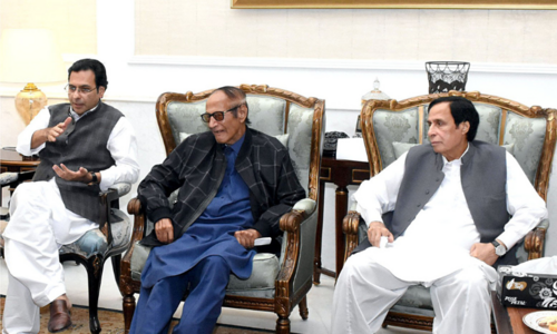 Chaudhrys show &lsquo;a semblance of unity&rsquo; on Eid while sticking to their guns