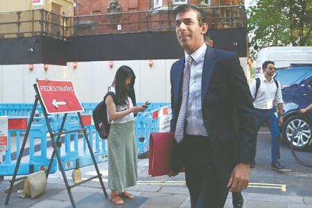 Rishi Sunak clears second hurdle on road to UK PM office