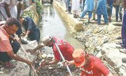 Darkness, unfenced drain set death trap for young family in Karachi