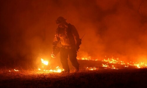 US heatwave soars as California wildfire rages