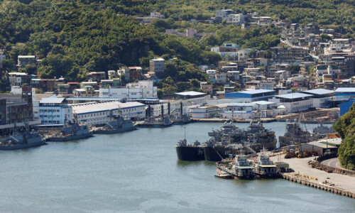 Chinese and Taiwanese warships eye each other as drills due to end Chinese and Taiwanese warships eye each other as drills due to end