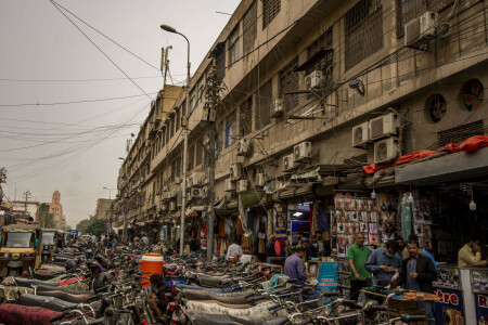 Who is profiting from the extreme heat in urban Pakistan?