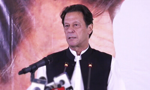 Imran asks &lsquo;neutrals&rsquo; to review policies while there is still time