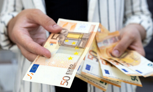 Euro falls to $0.99 in fresh two-decade low