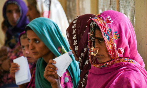 ‘خواتین کو سینیٹری پیڈز دیے تو جواب ملا کہ بچوں کے پیمپرز نہیں چاہئیں’