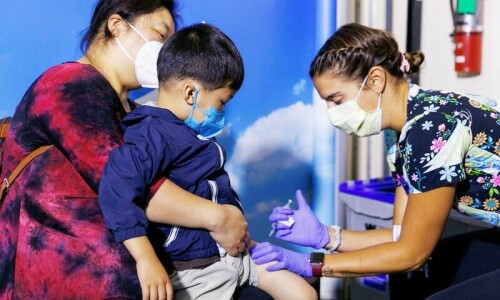 سندھ: 5 سے 11 سال کی عمر کے بچوں کو کورونا ویکسین لگانے کا فیصلہ