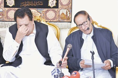 Shujaat extends olive branch to Elahi