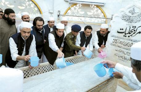 CM performs ghusl at Data Darbar