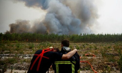 'Extreme vigilance' at vast western France fire 'Extreme vigilance' at vast western France fire