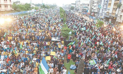 JI stages show of strength in Karachi ahead of local govt elections