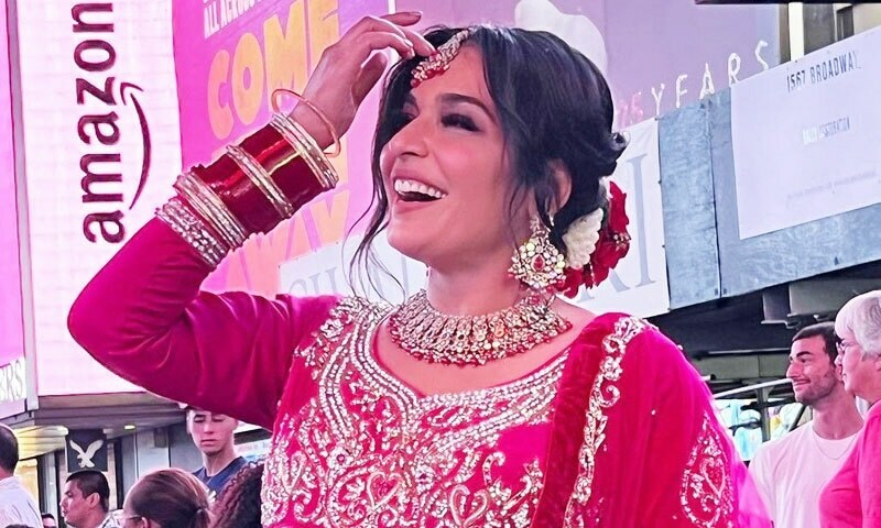 فنڈز جمع کرنے کے لیے میرا کی نیویارک کی سڑکوں پر پرفارمنس