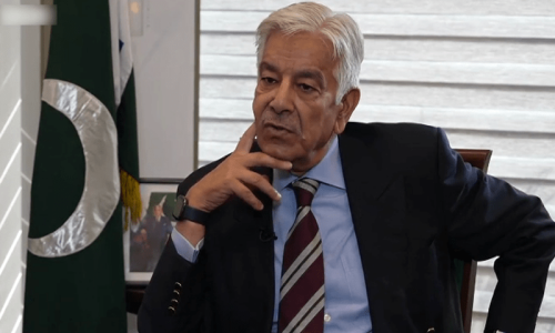 Imran trying to open ‘doors of negotiation’ with establishment, claims Khawaja Asif Imran trying to open ‘doors of negotiation’ with establishment, claims Khawaja Asif