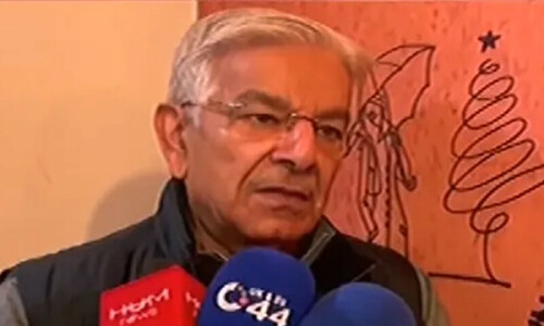 Khawaja Asif says 'past tradition to continue' in army chief's appointment