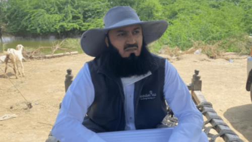 Mufti Menk visits flood-affected areas in Sindh, calls on followers to donate to relief efforts