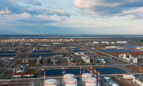 Oil prices edge down, recession fears back in focus