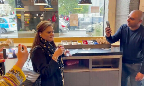 Marriyum Aurangzeb heckled in London street and coffee shop Marriyum Aurangzeb heckled in London street and coffee shop