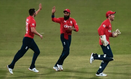 Pakistan hold nerve to edge out England in fifth T20