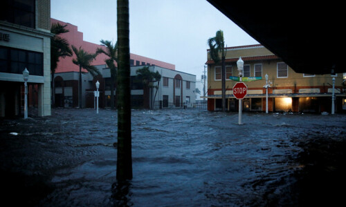 Waning Hurricane Ian creeps across Florida after battering Gulf Coast Waning Hurricane Ian creeps across Florida after battering Gulf Coast