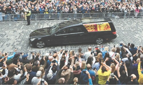 Queen&rsquo;s coffin arrives in Edinburgh on solemn final journey