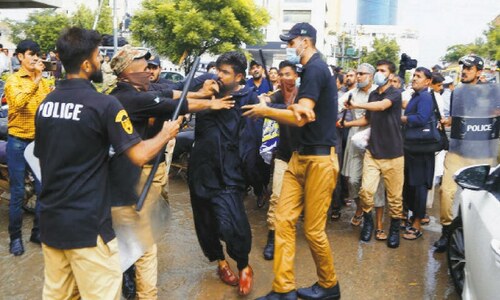 Over 100 briefly held as police stop protesting teachers&rsquo; march on CM House