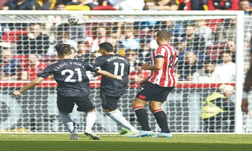 Arsenal beat Brentford to regain Premier League top spot