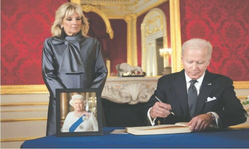 Biden pays respects to Elizabeth as Britain gets ready for funeral