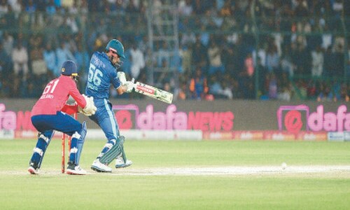 Pakistan edge England in thriller to level series