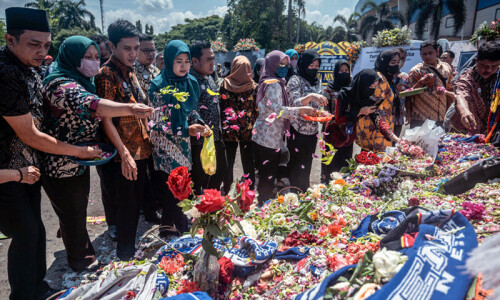 Indonesia probes elite officers over stadium stampede