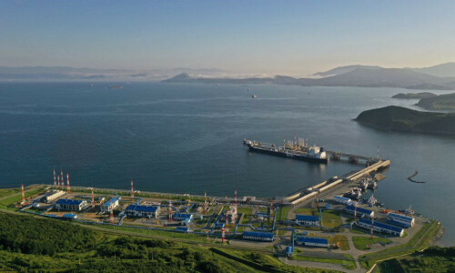 How much crude oil does the EU still import from Russia?