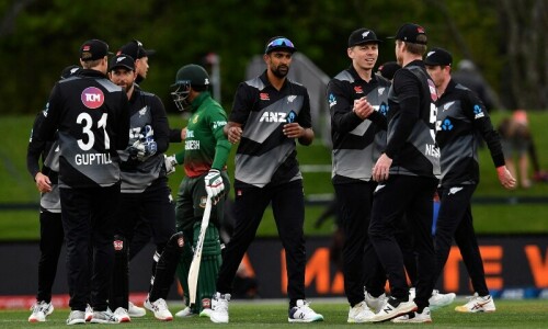 Phillips shines as New Zealand reach T20 tri-series final