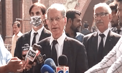 Aitzaz Ahsan under fire from PPP, allies for &lsquo;Imran-style&rsquo; politics