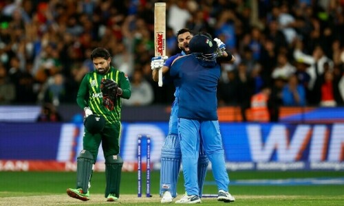 In instant World Cup classic, India beat Pakistan by 4 wickets