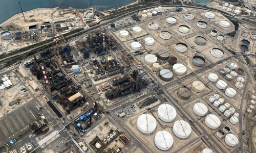 Oil prices climb on strong US crude exports, China fears linger