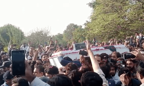 Slain journalist Arshad Sharif laid to rest at Islamabad&rsquo;s H-11 graveyard