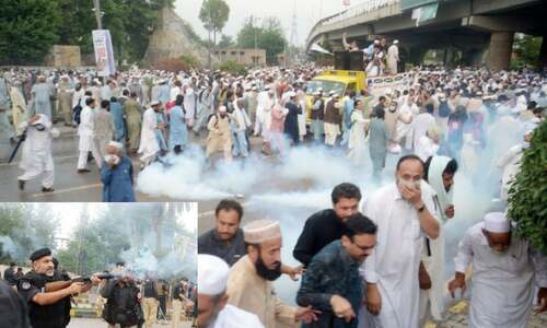 Peshawar police baton-charge, arrest protesting schoolteachers
