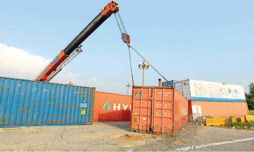 Provinces told not to allow govt officials to join PTI’s expected long march Provinces told not to allow govt officials to join PTI’s expected long march