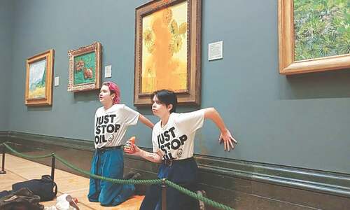 Climate activists throw soup over Van Gogh’s ‘Sunflowers’ in London Climate activists throw soup over Van Gogh’s ‘Sunflowers’ in London