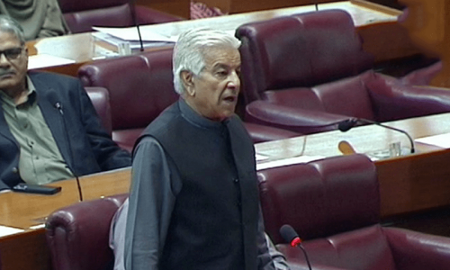 Khawaja Asif shifts blame of gun attack onto Imran, claims incident being used for 'political objectives' Khawaja Asif shifts blame of gun attack onto Imran, claims incident being used for 'political objectives'
