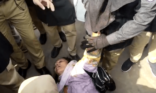 Karachi police manhandle protesting healthcare providers, 25 &lsquo;detained&rsquo;