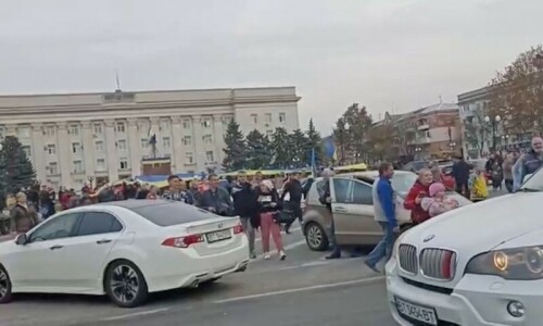 Ukrainians celebrate soldiers retaking Kherson, Russia&rsquo;s latest defeat