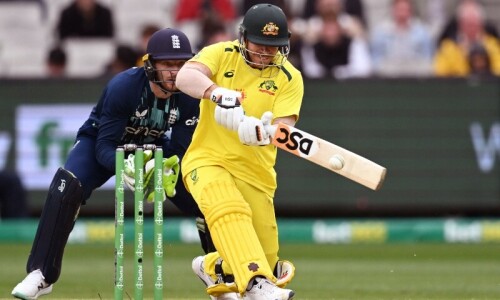 Warner&rsquo;s hundred helps Australia whitewash England